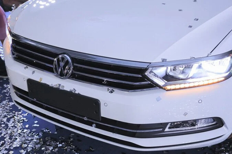 Lưới tản nhiệt 4 nan ngang nối hai đèn pha cùng logo lớn nằm ở chính giữa Lưới tản nhiệt 4 nan ngang nối hai đèn pha cùng logo lớn nằm ở chính giữa