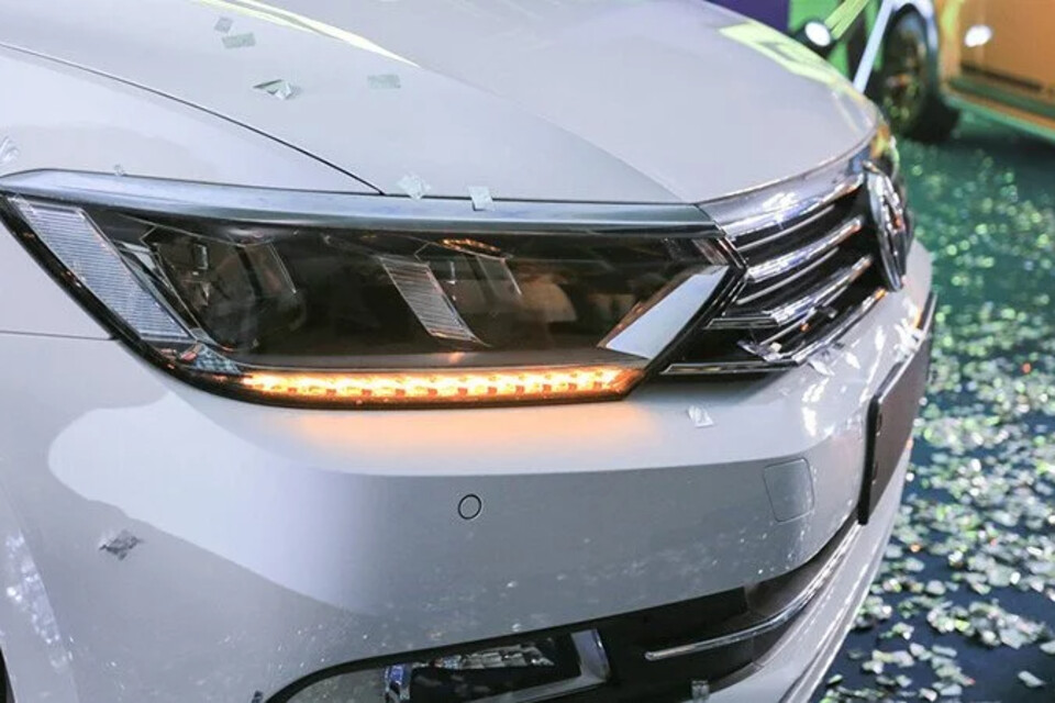 Cụm đèn pha LED được thiết kế tinh tế và ẩn bên trong là dải LED xi nhan Cụm đèn pha LED được thiết kế tinh tế và ẩn bên trong là dải LED xi nhan