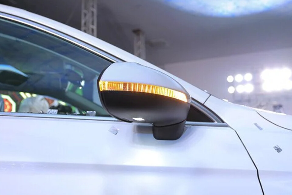 Gương chiếu hậu gập điện, chỉnh điện, tích hợp đèn báo rẽ Gương chiếu hậu gập điện, chỉnh điện, tích hợp đèn báo rẽ