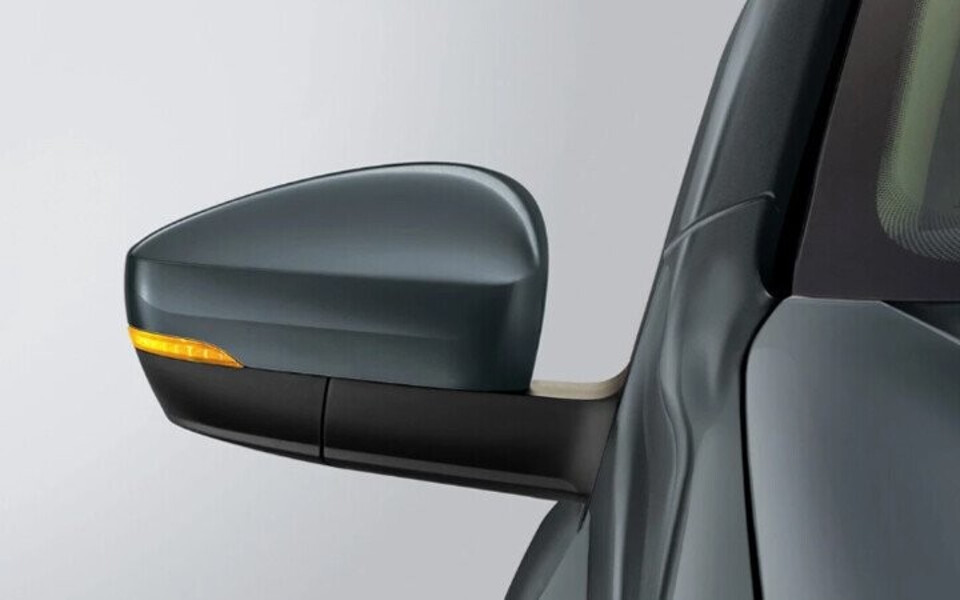 Gương chiếu hậu tích hợp đèn rẽ báo.