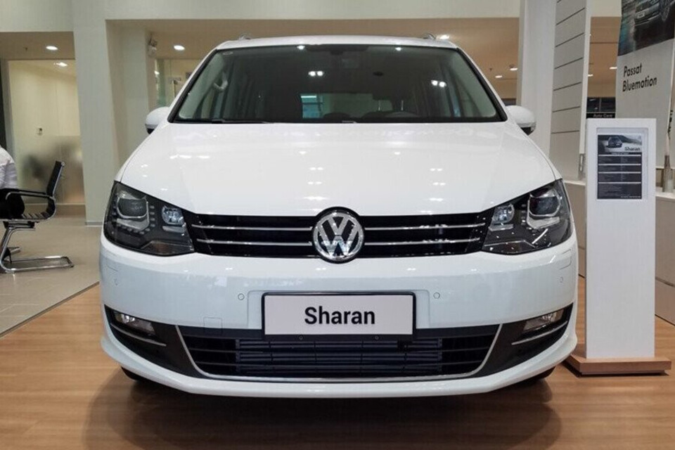 Volkswagen Sharan vẫn gây ấn tượng mạnh bằng thiết kế logo “VW” to bản nằm chính giữa phần đầu xe Volkswagen Sharan vẫn gây ấn tượng mạnh bằng thiết kế logo “VW” to bản nằm chính giữa phần đầu xe