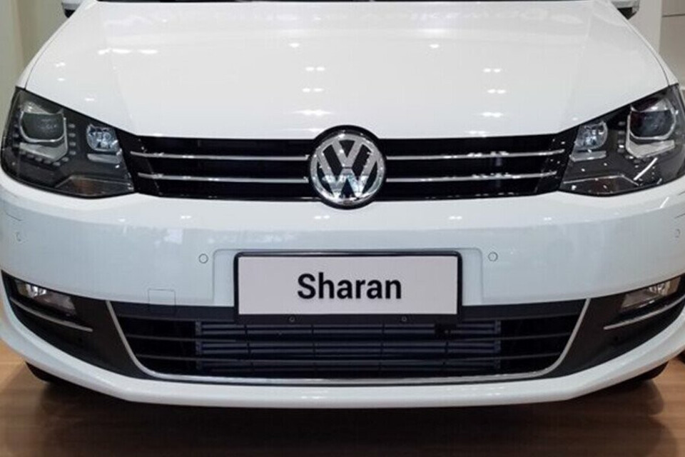 Cụm lưới tản nhiệt với thiết kế hai thanh nằm ngang mạ crôm Cụm lưới tản nhiệt với thiết kế hai thanh nằm ngang mạ crôm