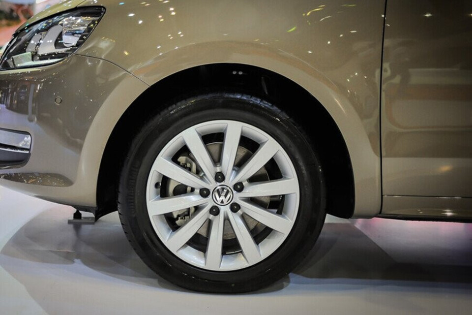 Xe sử dụng bộ mâm đúc thể thao Sydney 17-inch giúp ngoại hình xe thêm phần mạnh mẽ Xe sử dụng bộ mâm đúc thể thao Sydney 17-inch giúp ngoại hình xe thêm phần mạnh mẽ