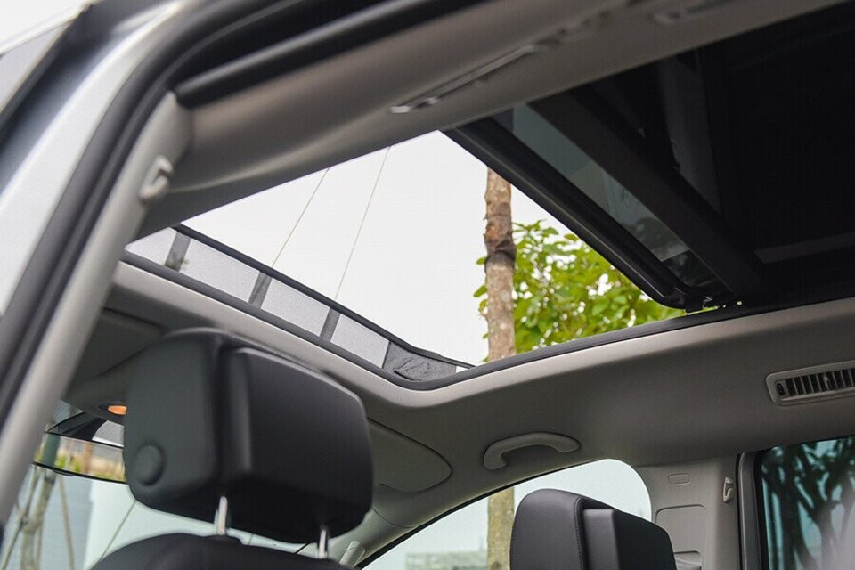 Cửa sổ trời toàn cảnh Panorama làm tăng thêm ánh sáng chiếu vào khoan nội thất cũng như là sự hoàn hảo về tính thẩm mỹ dành cho xe Cửa sổ trời toàn cảnh Panorama làm tăng thêm ánh sáng chiếu vào khoan nội thất cũng như là sự hoàn hảo về tính thẩm mỹ dành cho xe