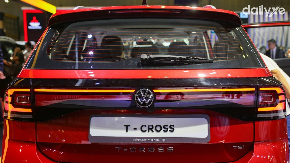 Cụm đèn chiếu hậu nối liền bởi dài đèn LED sang trọng