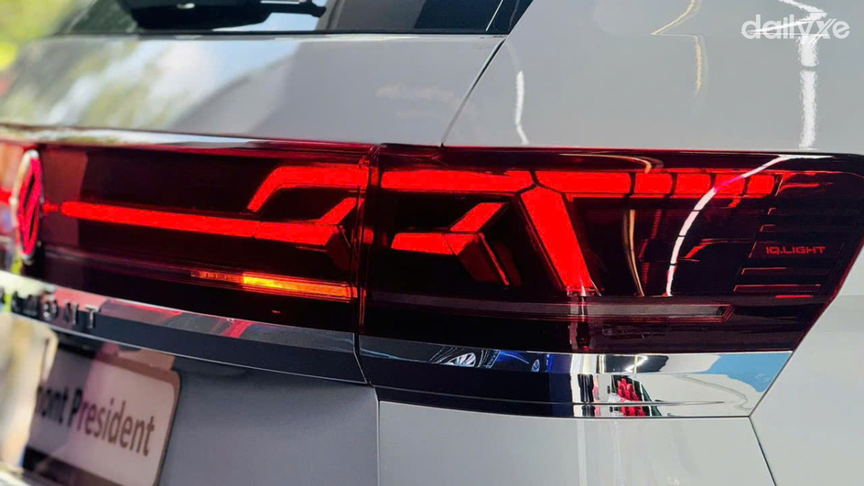 Đuôi xe gây ấn tượng bởi cụm đèn hậu mang hiệu ứng 3D