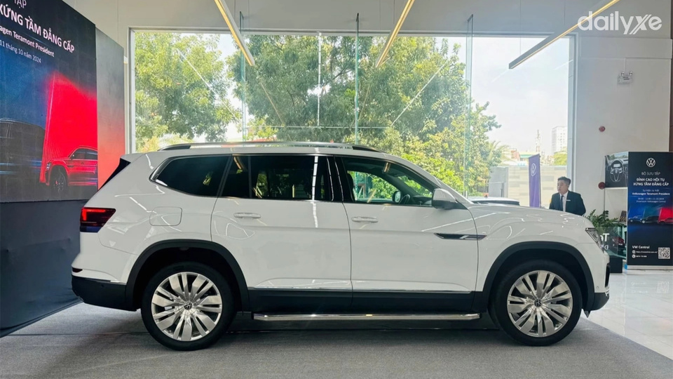 Thân xe thanh thoát, cùng kính tối màu tạo không gian riêng tư