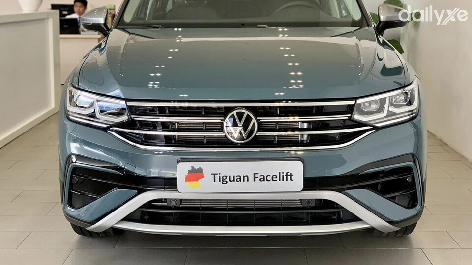 Lưới tản nhiệt mạnh mẽ đồng điệu với đường nét thiết kế đèn pha và logo VW lớn Lưới tản nhiệt mạnh mẽ đồng điệu với đường nét thiết kế đèn pha và logo VW lớn