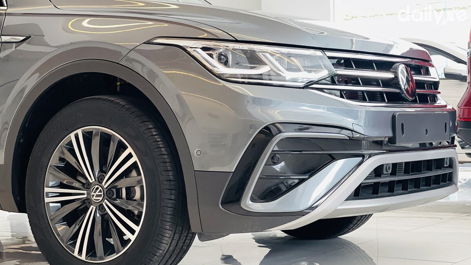 Hai hốc gió thiết kế lớn sơn đen nổi bật