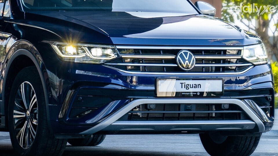 Lưới tản nhiệt hoạt tiết thanh ngang cùng logo thương hiệu nổi bật ở trung tâm