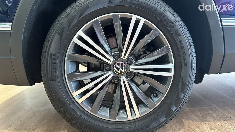 Volkswagen Tiguan Platinum trang bị mâm xe 18 inch với kiểu dáng tinh tế cùng lốp Pirelli