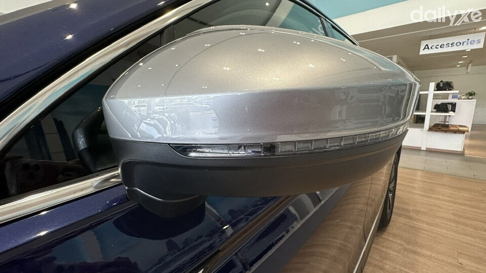 Gương chiếu hậu phối 2 màu đen bạc cá tính