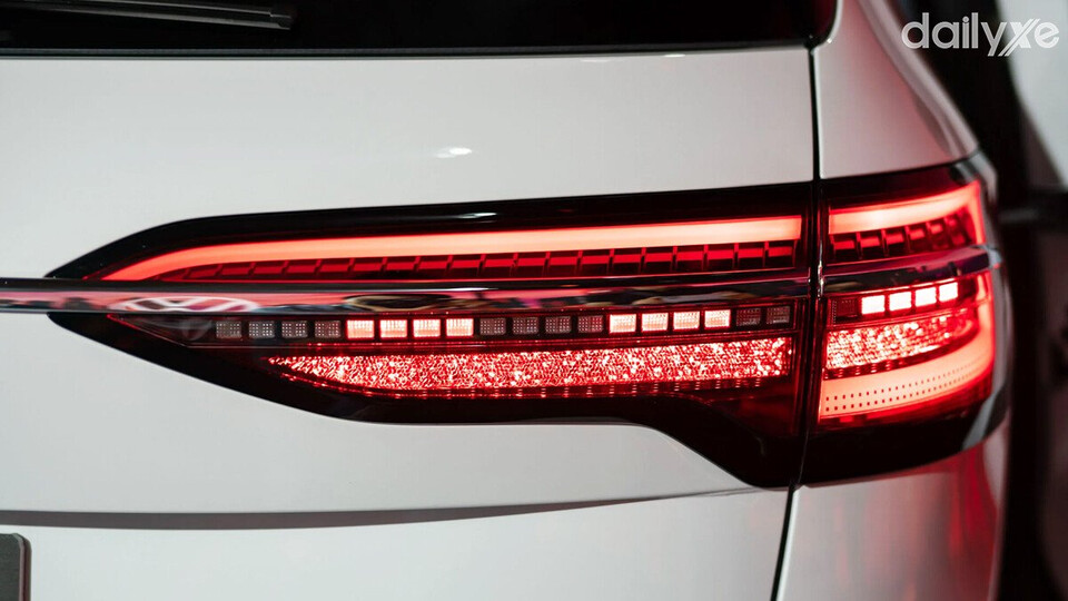 Cụm đèn hậu LED được kết nối thông qua thanh mạ chrome