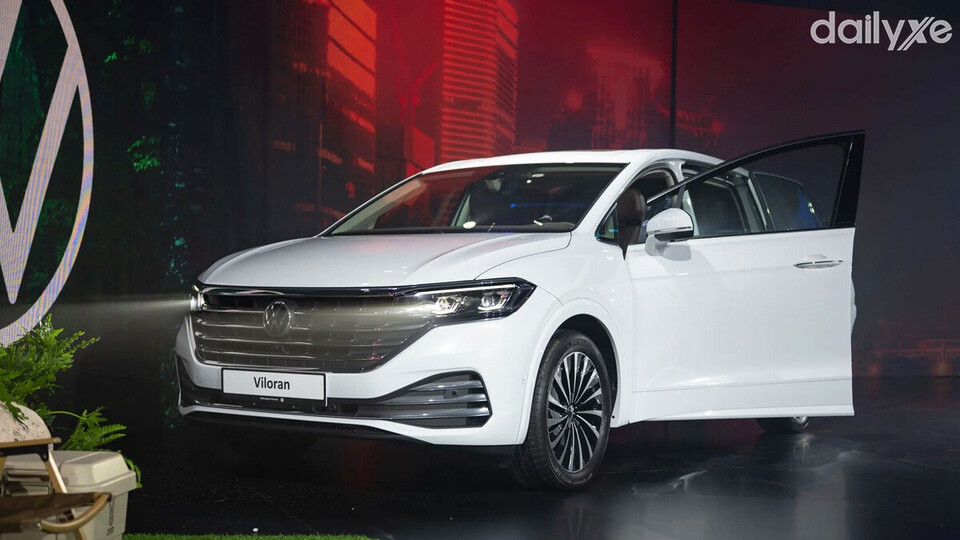 Xế hộp sở hữu diện mạo sang trọng với thiết kế mềm mại, thuần MPV