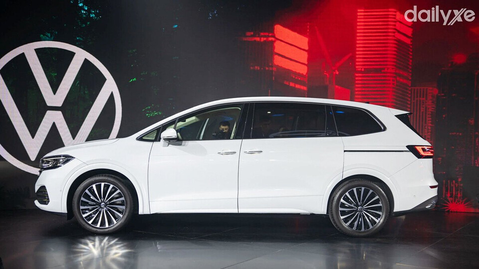 Thân xe nổi bật với các đường gân dập nổi xuyên suốt