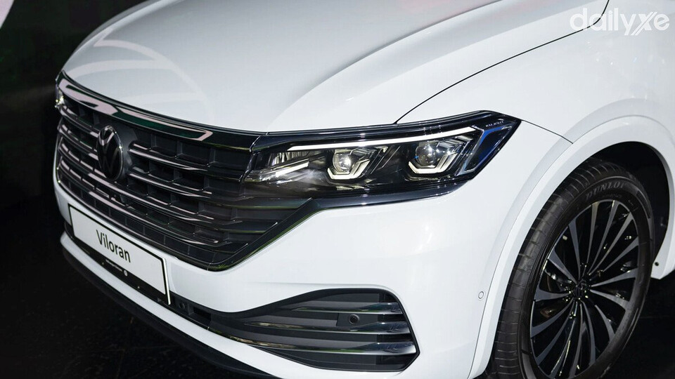 Cụm lưới tản nhiệt lớn mạ chrome, phối hợp hài hòa với cụm đèn LED