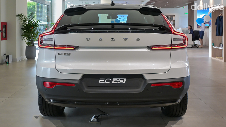 Đuôi xe mang đậm dáng dấp coupe thể thao