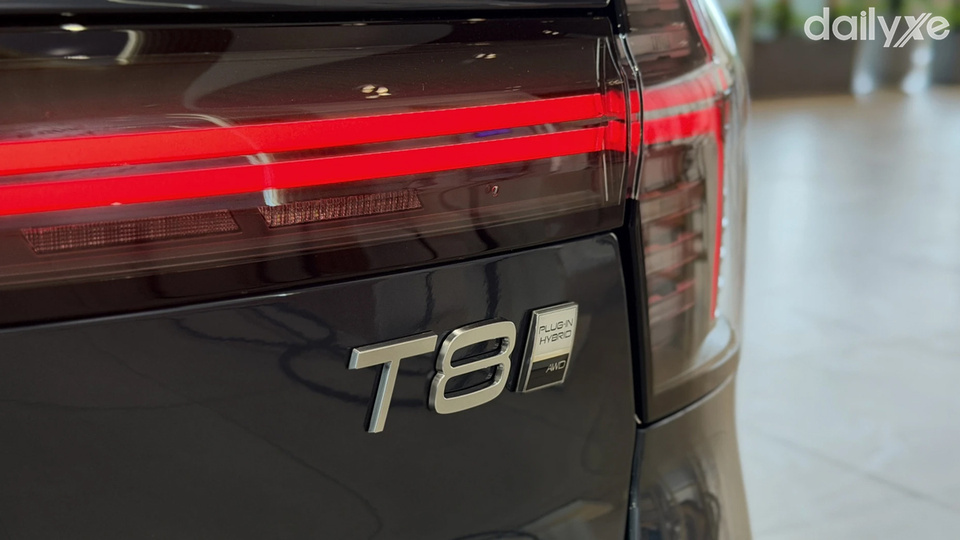 Cụm đèn hậu hình chữ C