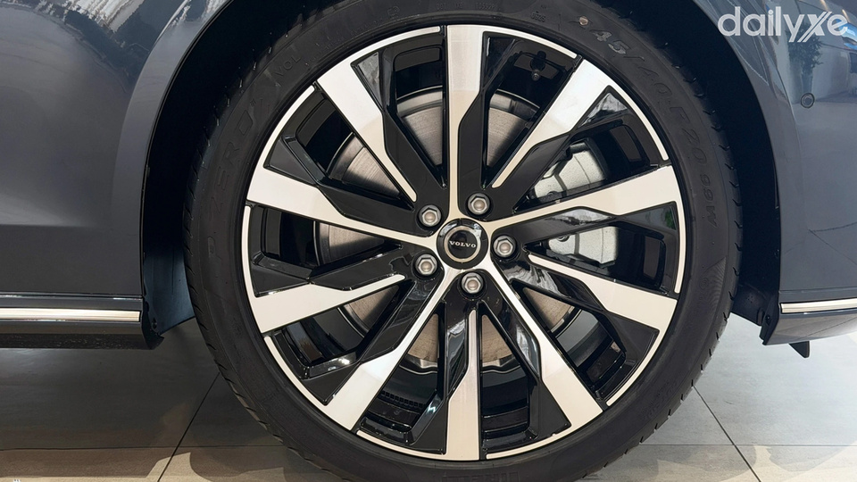 Mâm xe kích thước lớn kết hợp hai tông màu