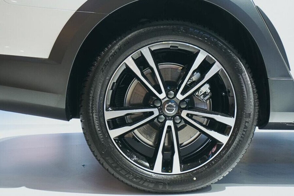 Bộ la zăng 19 inch 5 chấu kép sở hữu thiết kế thể thao Bộ la zăng 19 inch 5 chấu kép sở hữu thiết kế thể thao