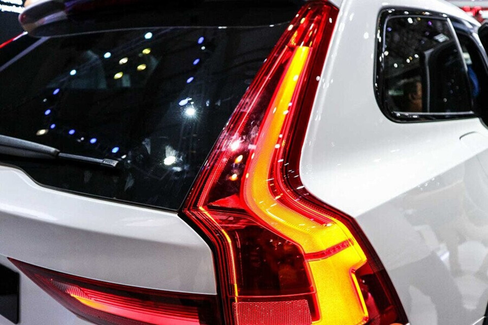 Cụm đèn hậu khá to dạng chữ L Cụm đèn hậu khá to dạng chữ L