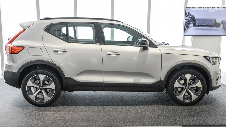 Thân xe XC40 uyển chuyển bởi những đường gân dập nổi