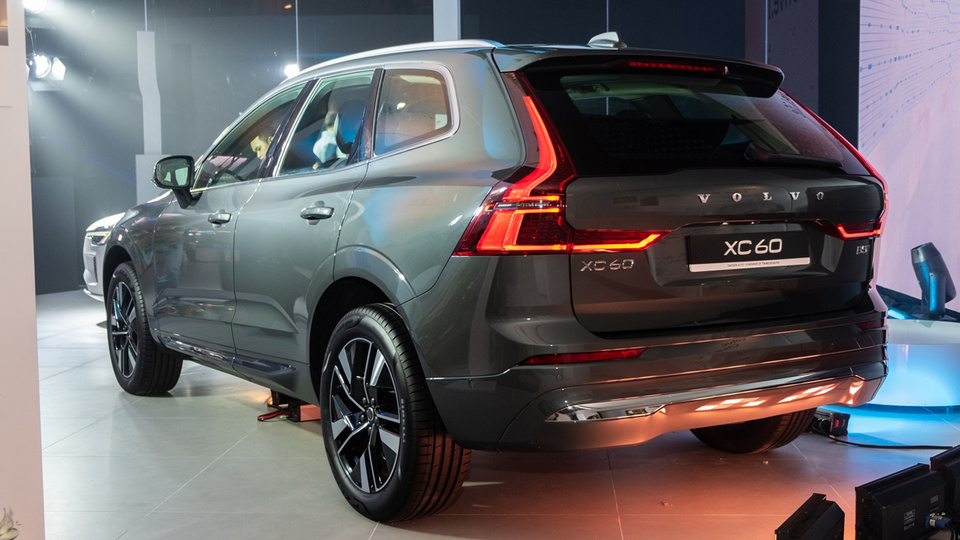 Thân xe thanh thoát bởi đường gân dập nổi kéo dài