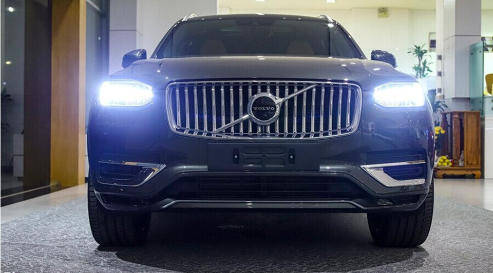 Phần đầu xe với trạng bị lưới tản nhiệt gồm nhiều thanh kim loại đặt dọc Phần đầu xe với trạng bị lưới tản nhiệt gồm nhiều thanh kim loại đặt dọc