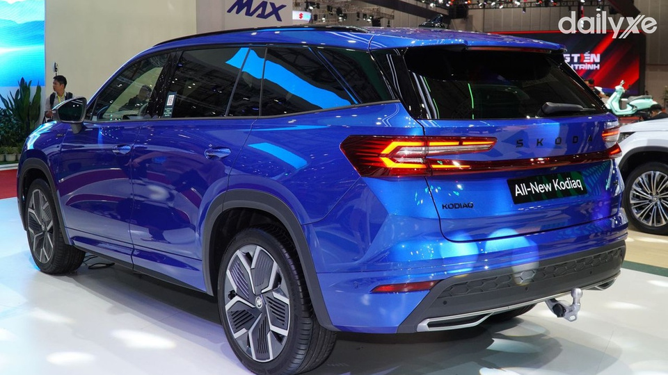Đuôi xe Skoda Kodiaq được thiết kế tối giản kết hợp đèn phanh đặt cao nâng cao khả năng nhận diện