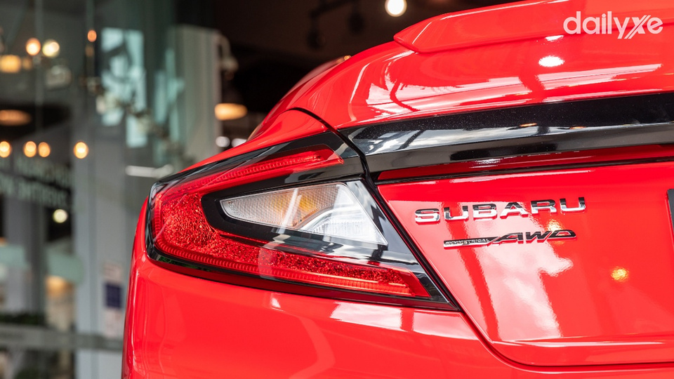 Cụm đèn chiếu hậu hình chữ C