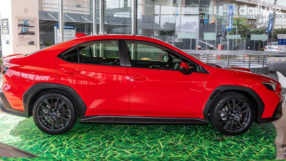 Nhìn ngang thân xe thanh thoát hiện đại