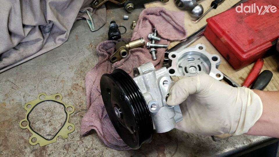 Bơm trợ lực tay lái gặp sự cố