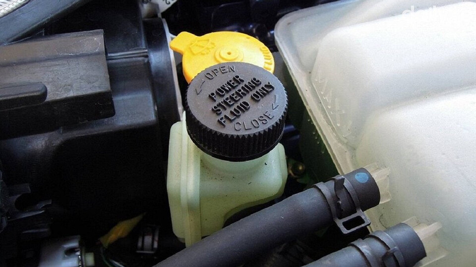 Dầu trợ lực bị cặn suy giảm hiệu suất của hệ thống trợ lực lái 