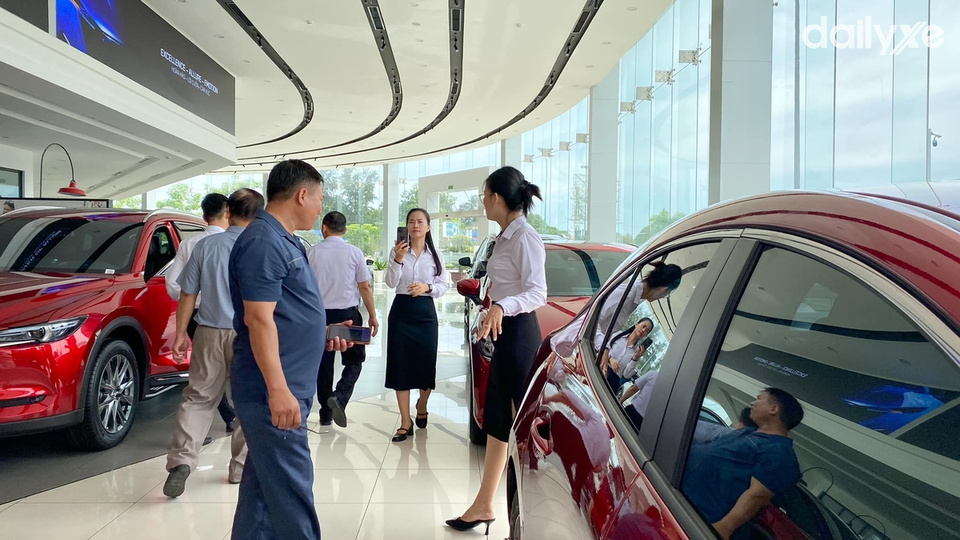 Nhân viên Mazda Cẩm Phả lun tận tâm tư vấn quý khách
