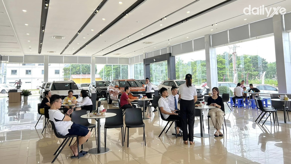 Đội ngũ nhân viên Mazda Sơn La tư vấn khách hàng chuyên nghiệp