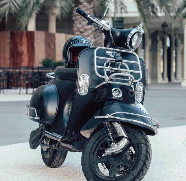 Nhìn như Vespa hay Lambretta thì che đậy, nhưng đây là tài xế của tôi mỗi khi đi làm.