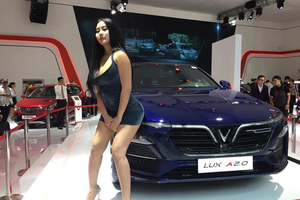 Những hình ảnh mới nhất về cô gái bí ẩn ngực khủng xuất hiện trong Việt Nam Motor Show