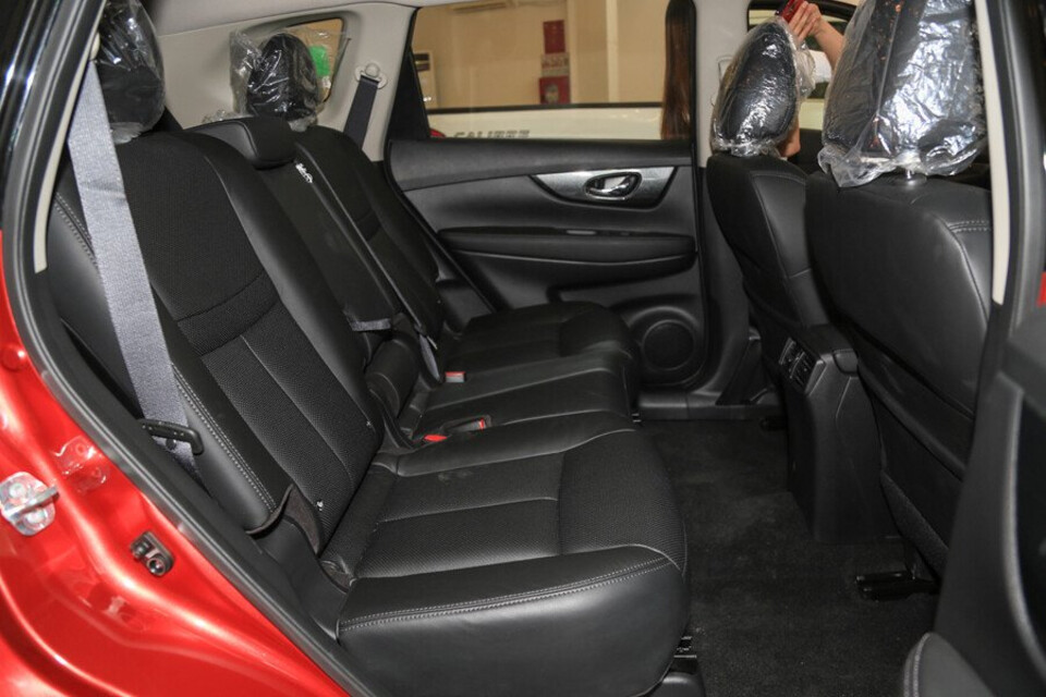 Hàng ghế sau X-Trail rộng rãi tạo cảm giác thoải mái hàng khách