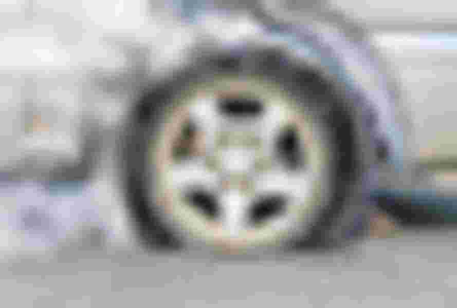 Nố lốp xe ô tô vì lốp ô tô có những điểm phồng lên, nứt nẻ