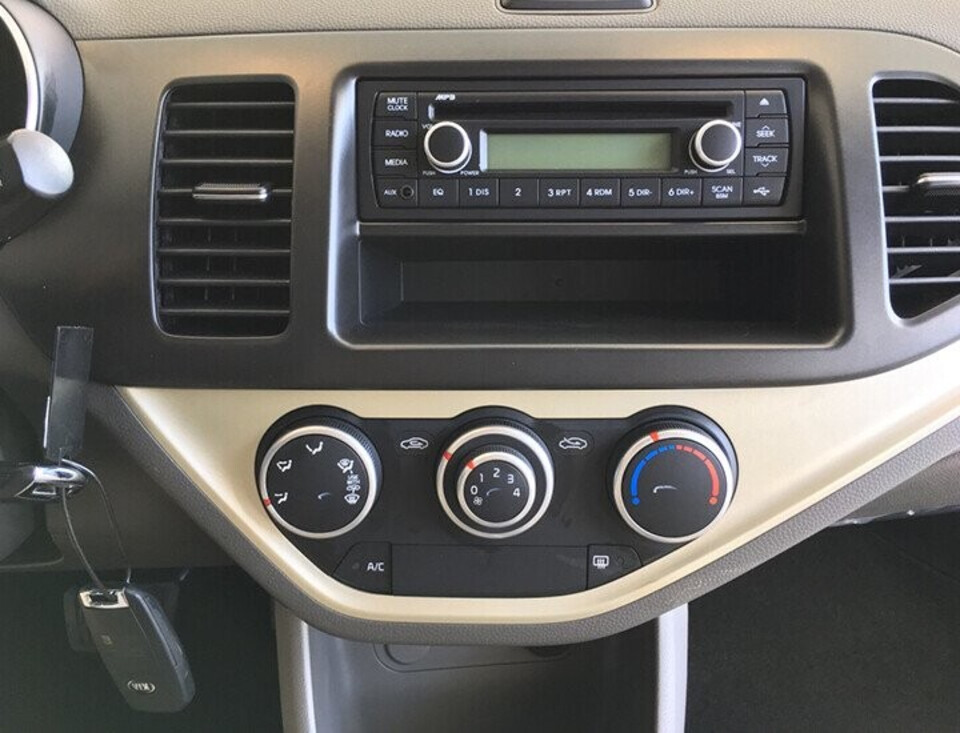 Kia Morning AT không có màn hình trung tâm, chỉ có radio và các núm chỉnh điều hòa