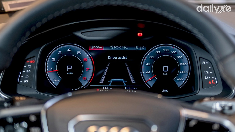 Cụm đồng hồ kỹ thuật số hiển thị đầy đủ thông tin vận hành