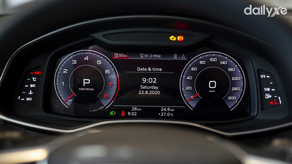 Màn hình màu kích thước 7 inch hiển thị các thông số vận hành