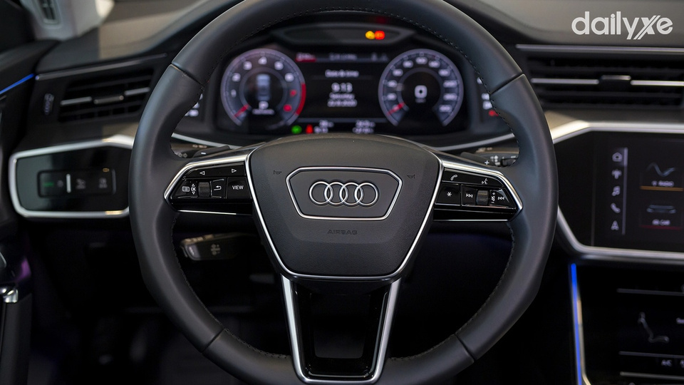 Tay lái của A7 là loại 4 chấu bọc da sang trọng