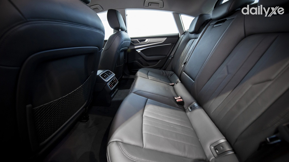 Hàng ghế thứ hai rộng rãi và thoảng mái