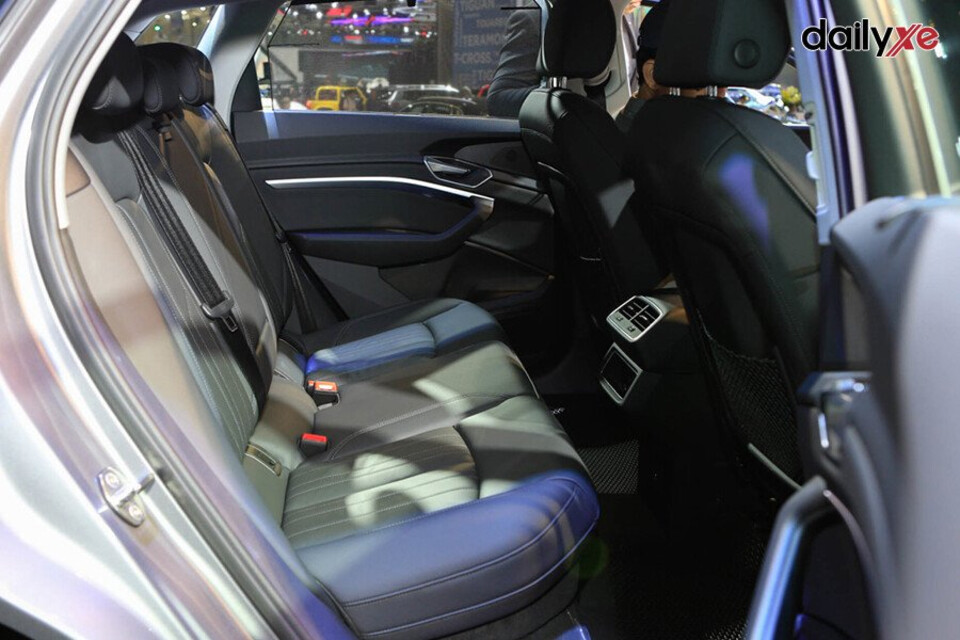 Khoang hàng ghế sau rộng rãi