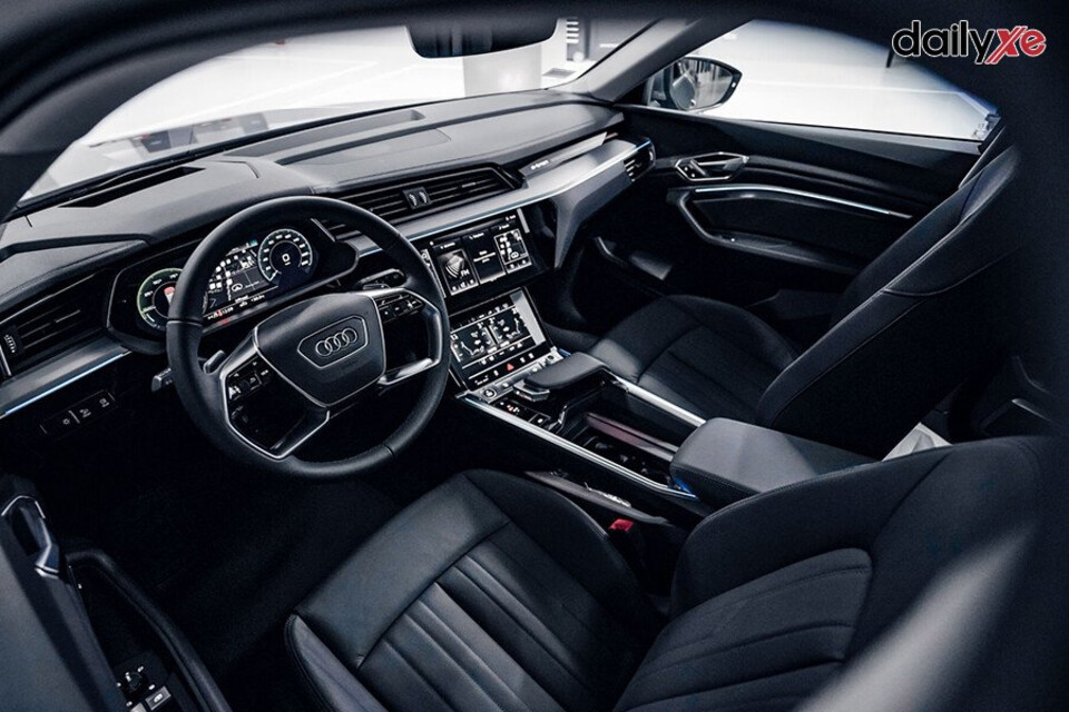 Toàn bộ ghế ngồi được bọc da sang trọng