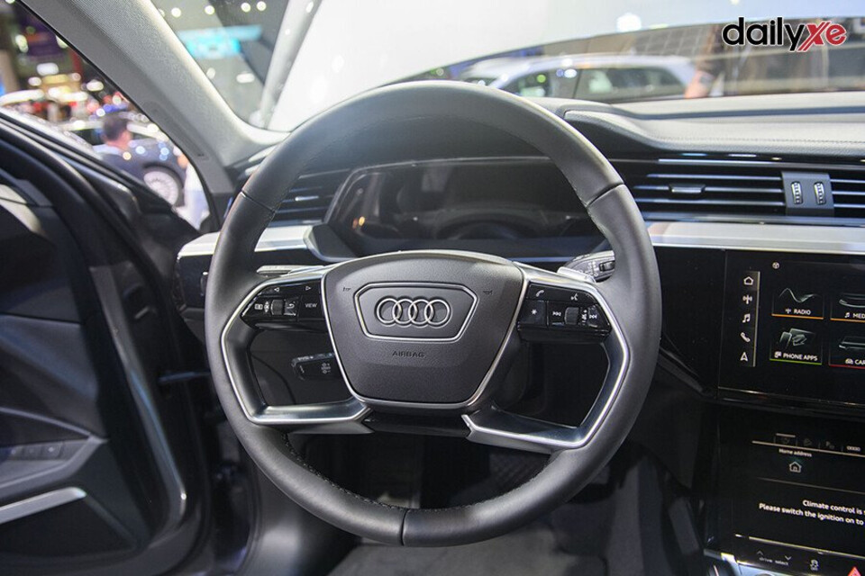 Vô lăng độc đáo với 2 chấu