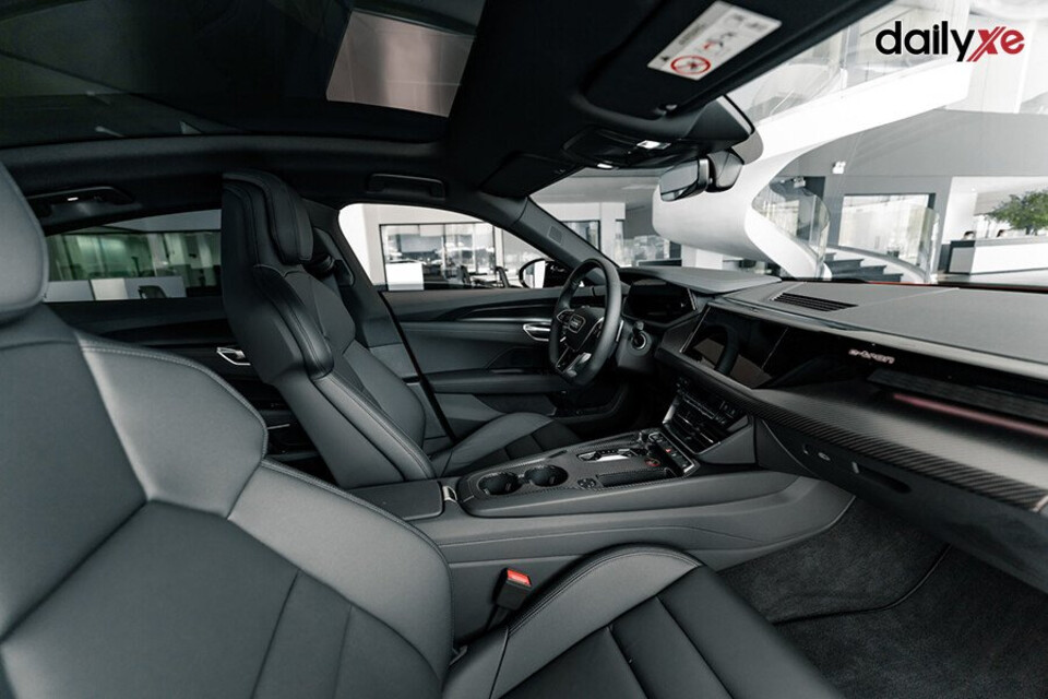 Khoang lái thiết kế sang trọng