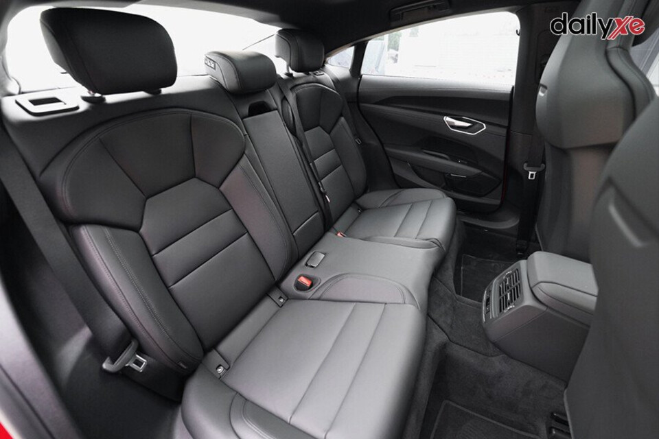 Hàng ghế sau rộng rãi