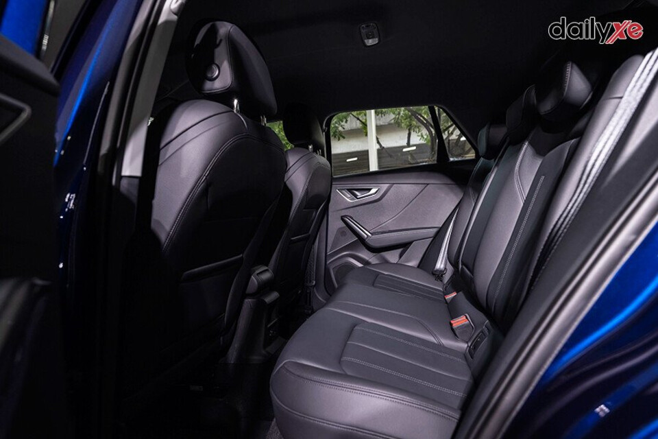 Hàng ghế sau rộng rãi